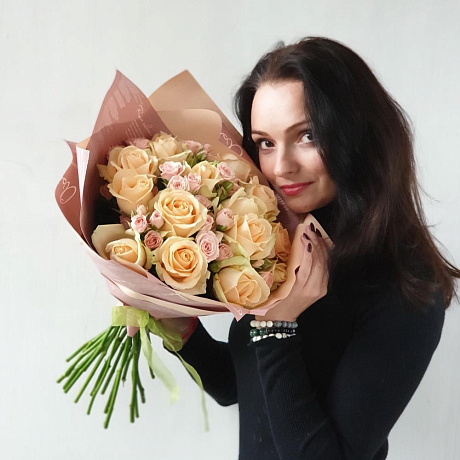 Авторский букет из кустовых и одноголовых роз Капризуля - Фото 6