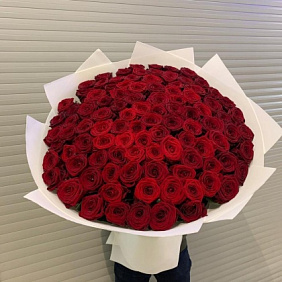 Букеты из 101 роза красных реднауме