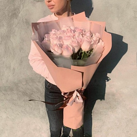 Букет из 21 роза в нежных оттенках