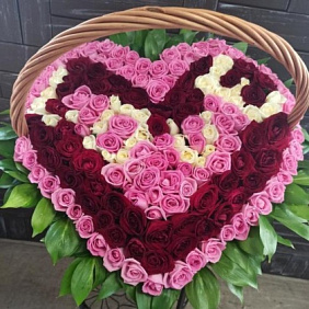 Корзина цветов "LOVE"