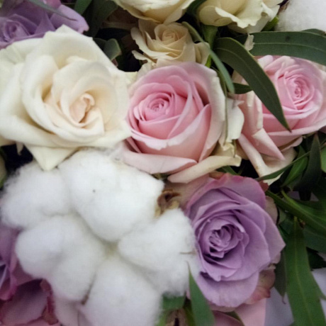 Букет из роз и нежного хлопка - Фото 4