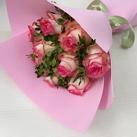 Букет из 9 роз Джумилия с зеленью - Фото 6