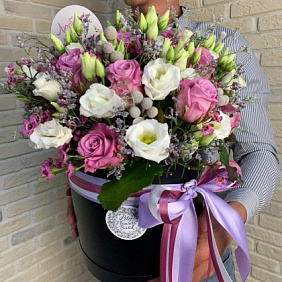 Коробка с кенийской розой и лизиантусами