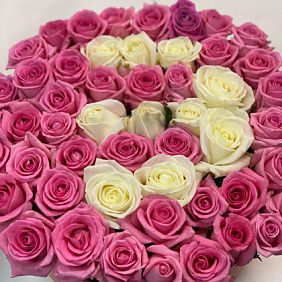 Шляпная коробка с буквой «Э» из роз