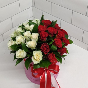 Цветы в коробке красна белый