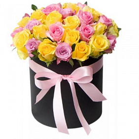Букет из 35 разноцветных роз в средней шляпной коробке