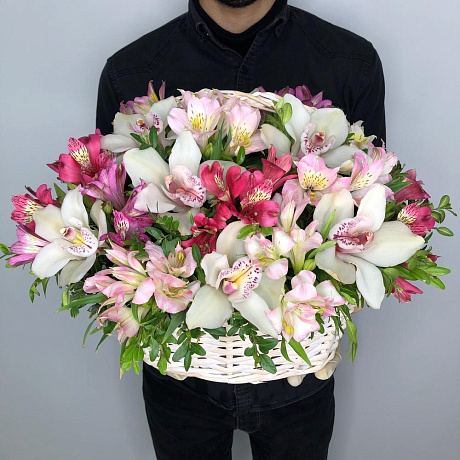 Эстетичный внешний вид корзины с свежими цветами орхидеи и альстромерии - Фото 3