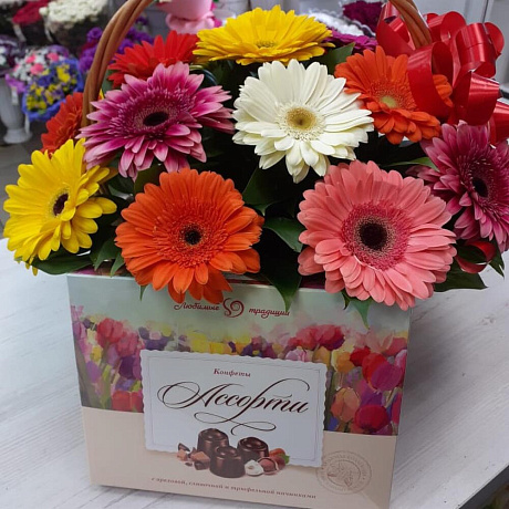 Набор корзина с цветами и конфеты - Фото 4