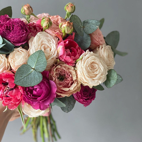 Букет невесты в яркой гамме миксом кустовых роз и эвкалиптом - Фото 5