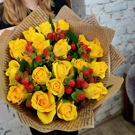 Букет из роз и гиперикума Яркие сны - Фото 4