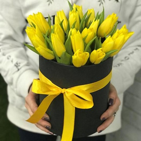 35 желтых тюльпанов в черной шляпной коробке №225