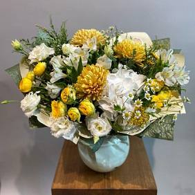 Букет с пушистой гортензией и хризантемой