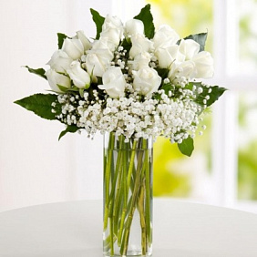 27 белых роз с вазой