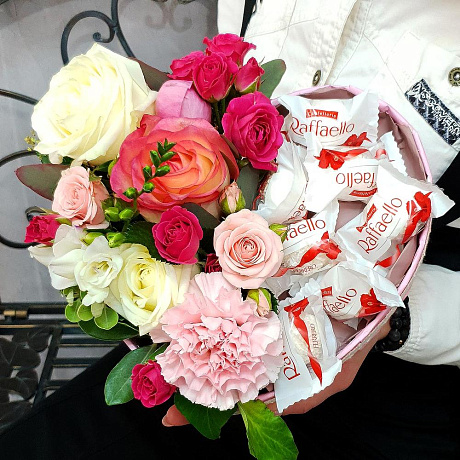 Композиция из роз, гвоздик с конфетами Рафаэлло в форме сердца - Фото 4