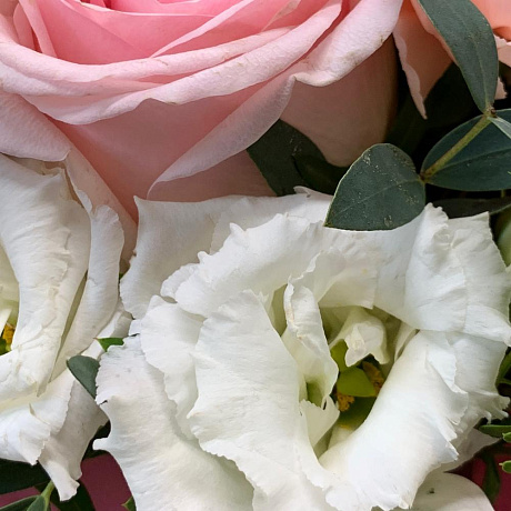 Композиция в ящичке ручной работы с розой и белым лизиантусом - Фото 6