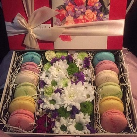 Коробка с цветами и макаруни №164