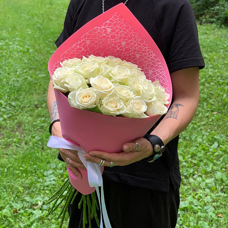 19 белых роз в фомиаране с сеткой - Фото 2