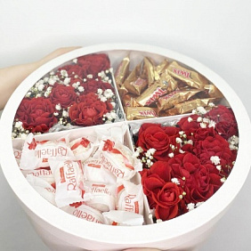 Коробка с цветами, Рафаэлло и Твиксом