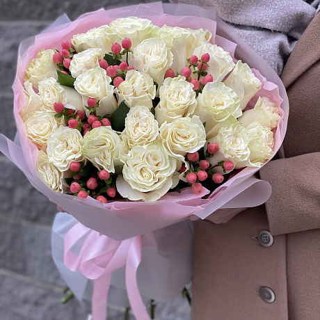 Букет Классика с акцентом из белых роз и гиперикума - Фото 3