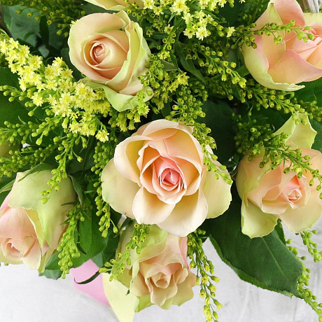 Композиция из зелено-розовой розы 15 шт солидаго в корзине - Фото 3