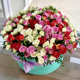 Кустовые розы в коробке №160