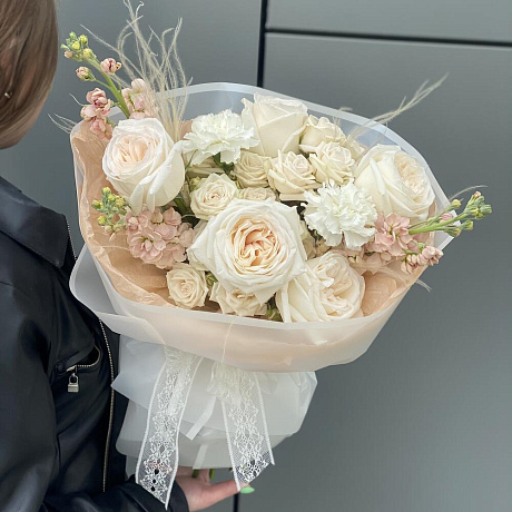 Букет Баунти из стифы, маттиолы, кустовой и одноголовой розы - Фото 4