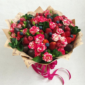 Букет из ярких розовых роз и ягод