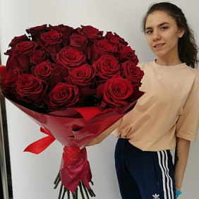 25 бордовых роз 60 см