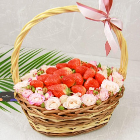 Корзина "Кустовые розы и клубника"