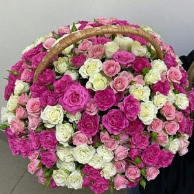 Корзина из кустовых роз микс