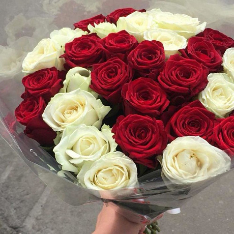 Букет из 31 красной и белой розы - Фото 2