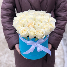 Белые кустовые розы в голубой шляпной коробке №695