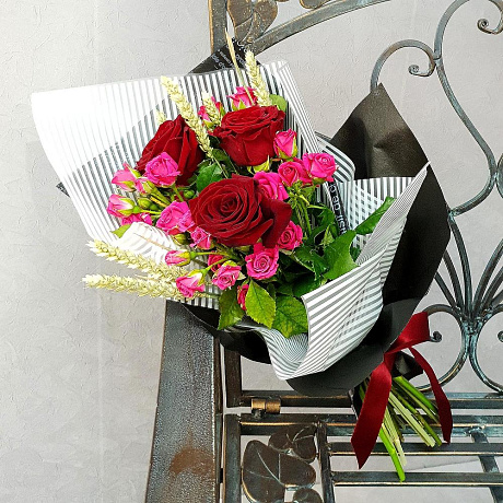 Букет из красных роз, кустовых роз и пшеницы - Фото 6