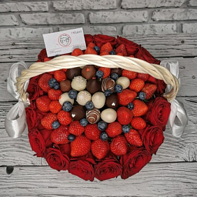 Корзина из клубники с розами