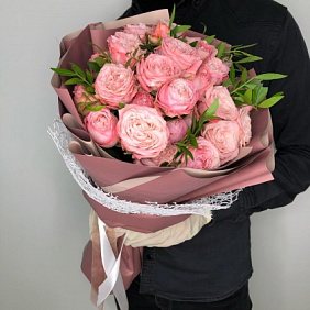 Букет из нежнейших кустовых роз с крупным бутоном