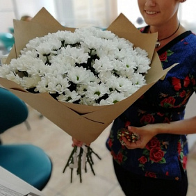 Букет из 9 веток кустовых хризантем в крафте