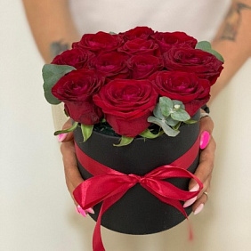 11 красных роз с эвкалиптом в шляпной коробке