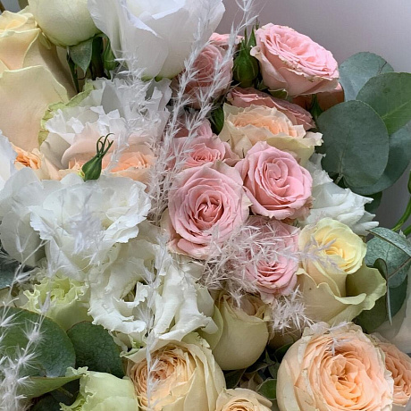Обьемный букет с розами и ароматными эвкалиптом - Фото 6