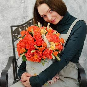 Яркая композиция в шляпной коробке "Полюшко"