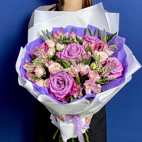 Букет из роз и альстромерий "Лиловый соблазн"