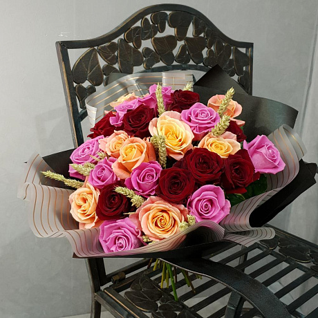 Букет из разноцветных роз с пшеницей Романтика в простом - Фото 3