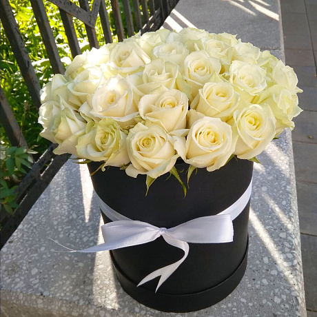35 белых роз в чёрной шляпной коробке - Фото 3