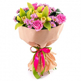 Букет из одноголовых хризантем, лизиантуса и роз