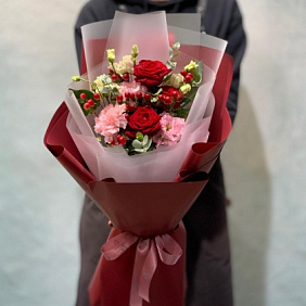 Яркий букет с розами и ажурным лизиантусом