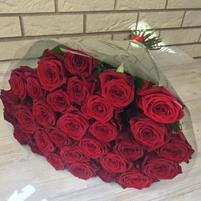 31 красная роза с лентой