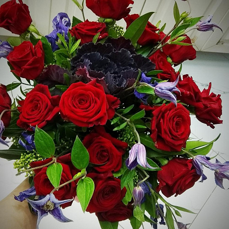 Букет из красных роз и клематиса - Фото 5
