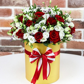 Шляпная коробка из белой эустомы с розой. N803