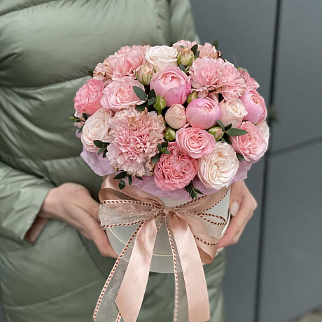Шляпная коробка из кустовой розы и диантуса Кристалл7 - Фото 6