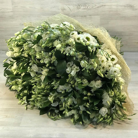 Букет из эустомы 99 шт с рускусом. N280 - Фото 6