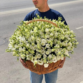 Букет из 101 Эустомы в корзине №161